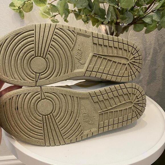 Nike Jordan 1 Low SE Team Gold Cream 9.5 Women 8 Mens - Picture 8 of 9